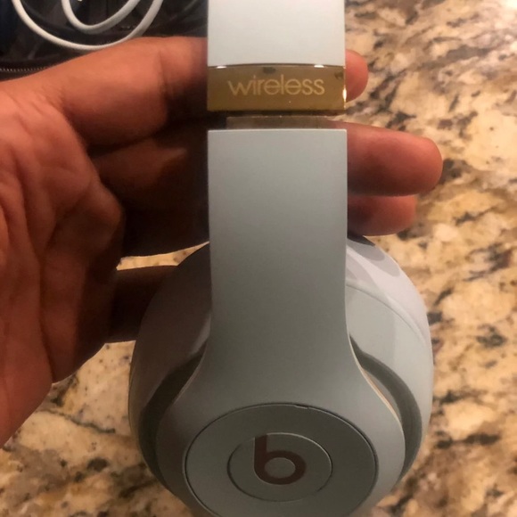 Beats by Dre Studio 3 Headphones Skyline Collection in Crystal Blue - Picture 3 of 5